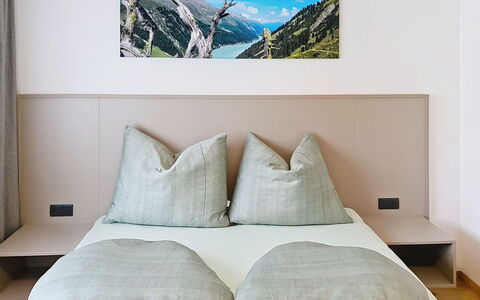 Das Maridl: Interior Design, Bedroom, Wood, Bed, Furniture, Floor, Flooring, Bed Sheet, Room, Bedding