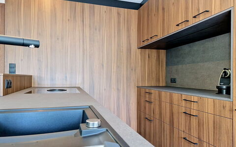 Das Maridl: Wood, Interior Design, Flooring, Countertop, Floor, Cabinetry, Kitchen, Wood Stain, Hardwood, Light Fixture