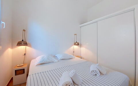 Casa San Ciprianu: Wall, Interior Design, Flooring, Floor, Ceiling, Furniture, Bedroom, Apartment, Bed, Room