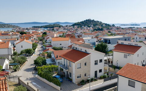 Le Vito: Building, Residential Area, Urban Area, Town, Roof, City, House, Neighbourhood, Home, Suburb