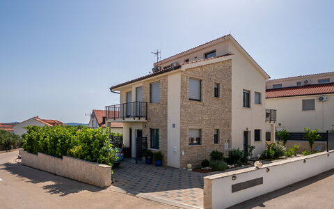 Le Vito: Building, Residential Area, Facade, Neighbourhood, House, Architecture, Town, Home, Urban Design, Roof