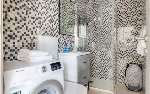 Le Vito: Interior Design, Wall, Flooring, Floor, Bathroom, Plumbing Fixture, Furniture, Home, Tile, Bathroom Cabinet