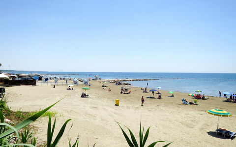 Il Giardino di Anzio: Sky, Body Of Water, Beach, Horizon, Coast, Summer, Sea, Coastal And Oceanic Landforms, Sand, Shore