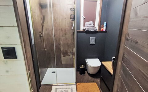 Worławki 100: Wood, Flooring, Floor, Plumbing Fixture, Bathroom, Plumbing, Room, Toilet, Tile, Mirror