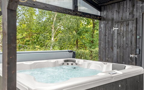 Geeske - 1.1Km from the Sea: Bathtub, Plumbing Fixture, Plumbing, Jacuzzi, Natural Material, Design, Bathroom, Hardwood, Houseplant