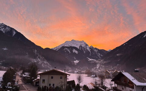 Mayrhofen 44: Sky, Mountain, Mountainous Landforms, Nature, Mountain Range, Hill, Winter, Highland, Landscape, Hill Station