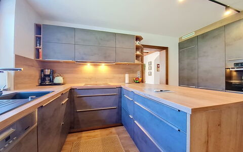 Ferienhaus Lanzinger: Flooring, Wood, Kitchen, Countertop, Interior Design, Ceiling, Furniture, Floor, Cabinetry, Kitchen Appliance