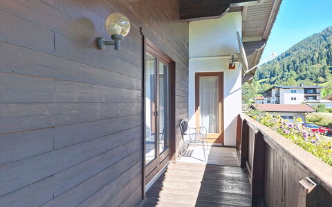 Ferienhaus Lanzinger: Wood, Hardwood, Plank, Wood Stain, Siding, Daylighting, Wood Flooring, Plywood, Balcony