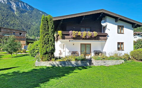 Ferienhaus Lanzinger: House, Shrub, Cottage, Home, Rural Area, Groundcover, Garden, Hill Station, Farmhouse