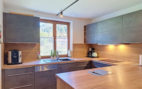 Ferienhaus Lanzinger: Flooring, Countertop, Kitchen, Wood, Interior Design, Furniture, Cabinetry, Kitchen Appliance, Floor, Light Fixture