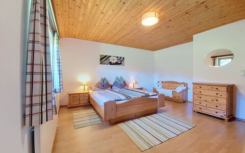 Ferienhaus Lanzinger: Wood, Interior Design, Ceiling, Furniture, Floor, Flooring, Room, Bed, Home, Bedroom