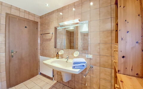 Ferienhaus Lanzinger: Bathroom, Flooring, Plumbing Fixture, Interior Design, Floor, Bathroom Sink, Plumbing, Ceiling, Tap, Room