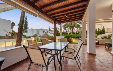 Rompeolas: Shrub, House, Residential Area, Home, Garden, Shade, Yard, Courtyard, Flowerpot