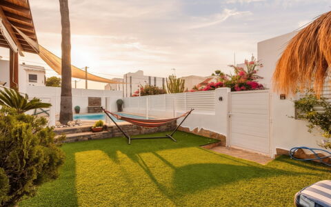 Rompeolas: Shrub, House, Residential Area, Home, Garden, Shade, Yard, Courtyard, Flowerpot