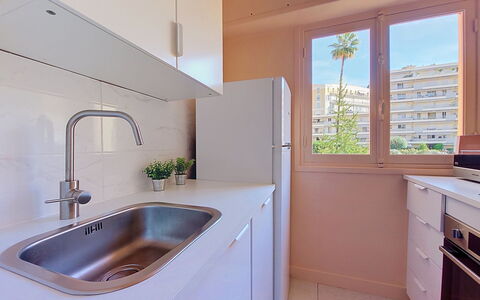 Le Magellan: Furniture, Interior Design, Flooring, Ceiling, Floor, Chair, Room, Lighting, Table, Kitchen & Dining Room Table
