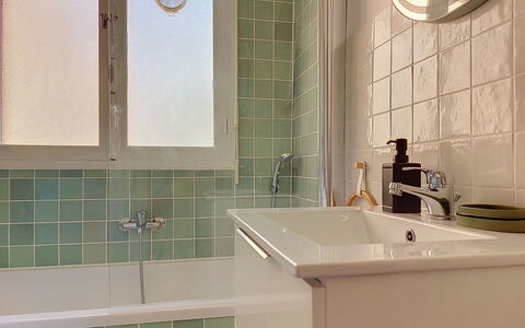 Le Magellan: Furniture, Interior Design, Flooring, Ceiling, Floor, Chair, Room, Lighting, Table, Kitchen & Dining Room Table