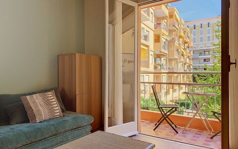 Le Magellan: Furniture, Interior Design, Flooring, Ceiling, Floor, Chair, Room, Lighting, Table, Kitchen & Dining Room Table
