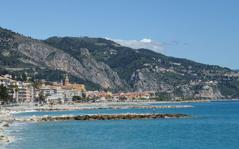 Le Magellan: Body Of Water, Coast, Coastal And Oceanic Landforms, Shore, Landscape, Sea, Beach, Rock, Cloud, Bank