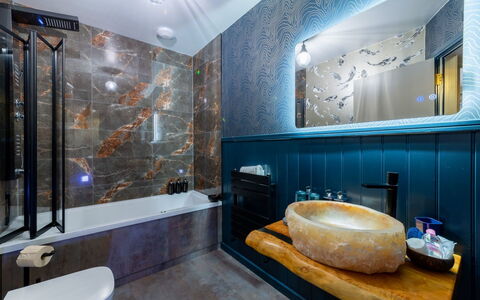 Towan Lobster: Bathroom, Plumbing Fixture, Interior Design, Flooring, Bathroom Sink, Sink, Bathtub, Tap, Mirror, Floor