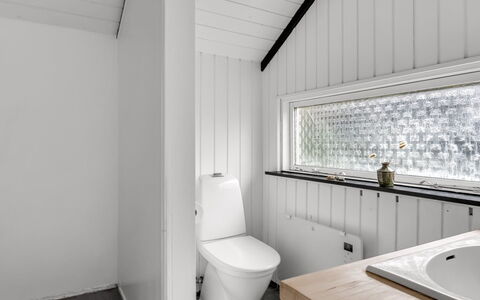 Ejler - 30Km from the Sea: Wall, Wood, Flooring, Ceiling, Plumbing Fixture, Floor, Interior Design, Plumbing, Bathroom, Tap