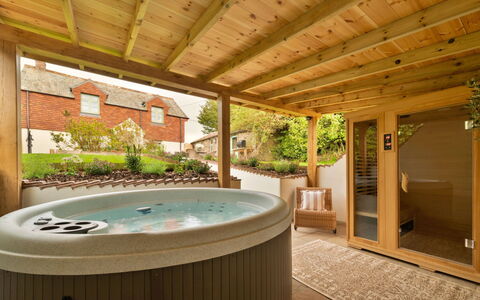 Horsepool Cottage: Balcony