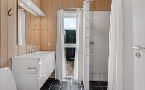Taneli - 400M from the Sea: Flooring, Wall, Floor, Plumbing Fixture, Wood, Interior Design, Sink, Ceiling, Bathroom, Plumbing