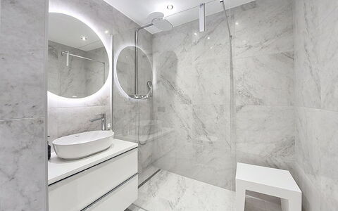 Franz Josef: Flooring, Floor, Interior Design, Plumbing Fixture, Tile, Ceiling, Bathroom, Plumbing, Sink