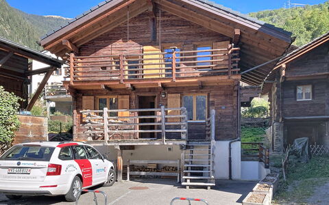 Perray 22: House, Cottage, Slope, Balcony, Siding, Log Cabin, Porch, Village, Stairs, Lumber