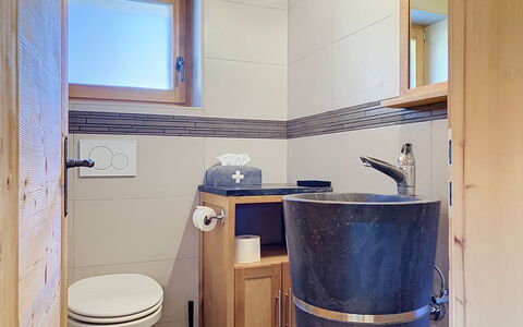 Perray 22: Wood, Plumbing Fixture, Flooring, Floor, Bathroom, Interior Design, Plumbing, Tap, Toilet, Room