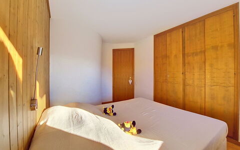 Valdemosa: Flooring, Wall, Wood, Floor, Interior Design, Bedroom, Bed, Ceiling, Room, Bed Sheet
