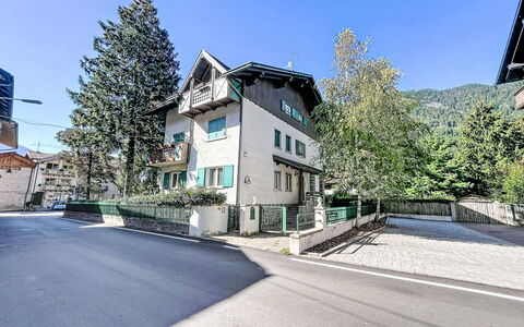 Dorian: Building, Window, Architecture, House, Residential Area, Home, Slope, Suburb, Driveway, Mountain Village