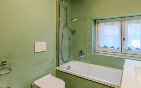 Dorian: Bathroom, Plumbing Fixture, Bathtub, Wall, Flooring, Interior Design, Floor, Tap, Toilet, Plumbing