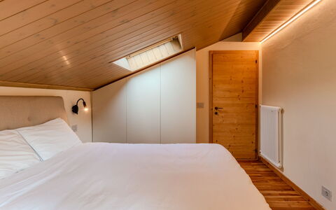 Dorian: Interior Design, Wood, Ceiling, Flooring, Floor, Room, Bedroom, Bed, Furniture, Hardwood