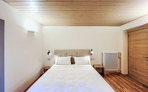 Dorian: Bed, Wall, Flooring, Interior Design, Bedroom, Wood, Floor, Ceiling, Bed Sheet, Furniture