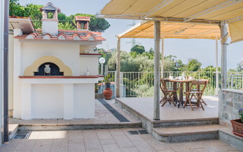 L'Edera e Il Mare: Balcony, Shade, Outdoor Structure, Porch, Hacienda, Houseplant, Fence, Villa, Handrail, Flowerpot