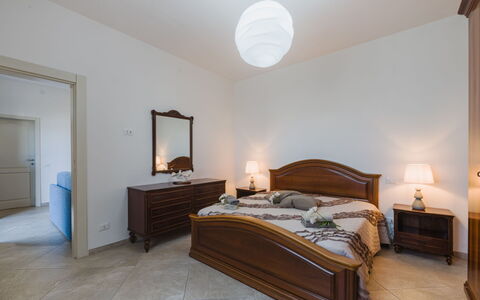 L'Edera e Il Mare: Furniture, Bed, Interior Design, Bedroom, Flooring, Floor, Bed Sheet, Wood, Ceiling, Room