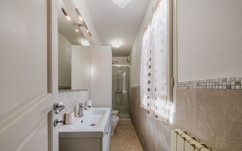 L'Edera e Il Mare: Bathroom, Flooring, Plumbing Fixture, Interior Design, Wall, Floor, Ceiling, Bathroom Sink, Sink, Tap