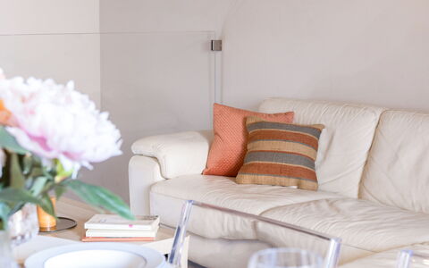 La Casa in Centro: Furniture, Interior Design, Textile, Home, Couch, Lighting, Pink, Living Room, Table, Cut Flowers