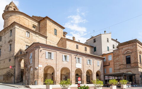 La Casa in Centro: Sky, Facade, Town, Landmark, Arch, Town Square, Medieval Architecture, Plaza, Convent, Dome