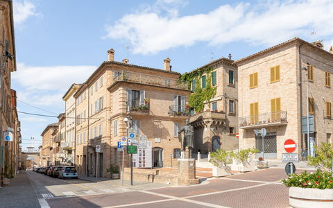 La Casa in Centro: Building, Window, City, Road Surface, Town, Urban Area, Neighbourhood, Residential Area, Street, Apartment