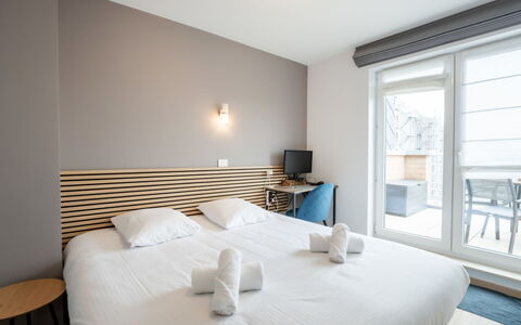 Amielie with Lateral Seaview: Wood, Apartment, Bedroom, Bed, Bedding, Wood Stain, Hardwood, Bed Sheet, Linens, Plank