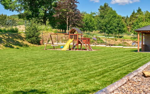 Kovářská 543: Grass, Garden, Lawn, Groundcover, Landscaping, Yard, Backyard, Artificial Turf, Park