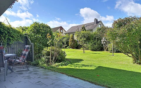 Meyer: Grass, Shrub, Garden, Flagstone, Land Lot, Groundcover, Walkway, Lawn, Shade