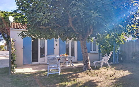 L'Ileau: Outdoor Furniture, Shrub, House, Outdoor Table, Furniture, Home, Garden, Lawn, Backyard, Estate