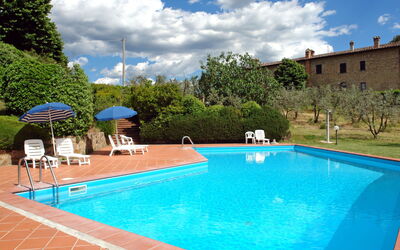 Gambassi Terme 974: Water, Cloud, Plant, Swimming Pool, Building, Tree, Sky, Nature, Azure, Outdoor Furniture