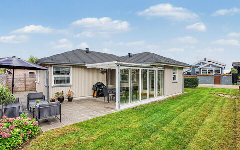 Swening - 50M from the Sea: Roof, House, Residential Area, Home, Land Lot, Cottage, Estate, Groundcover, Lawn, Garden