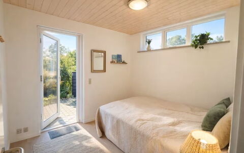 Herdina - 300M from the Sea: Wall, Interior Design, Wood, Flooring, Ceiling, Floor, Bedroom, Bed, Lighting, Room