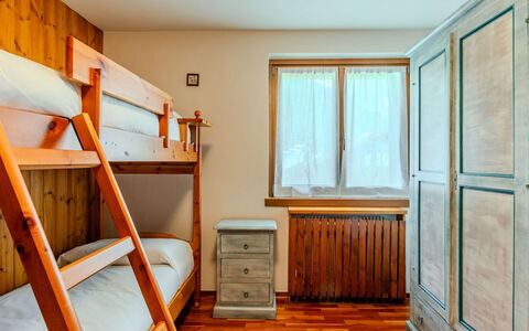 Calvet: Interior Design, Furniture, Wood, Flooring, Floor, Room, Ceiling, Bedroom, Bed, Wood Stain