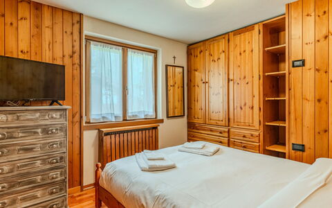 Calvet: Bed, Bedroom, Wood, Bed Sheet, Interior Design, Furniture, Bedding, Floor, Flooring, Room
