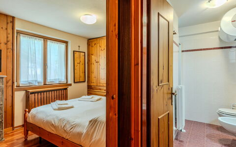 Calvet: Wood, Bedroom, Bed, Interior Design, Ceiling, Bed Sheet, Floor, Room, Furniture, Bed Frame
